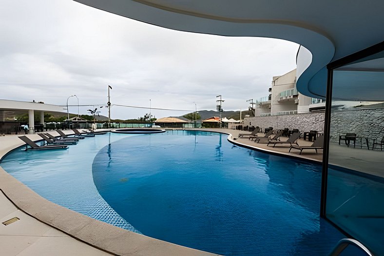 204 Apto em prédio com vista lateral da praia e piscina