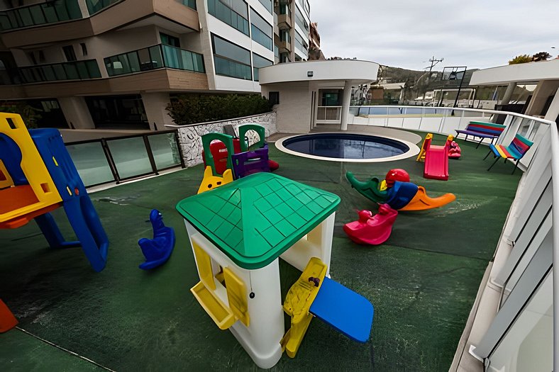 204 Apto em prédio com vista lateral da praia e piscina