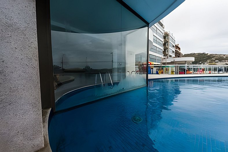 204 Apto em prédio com vista lateral da praia e piscina