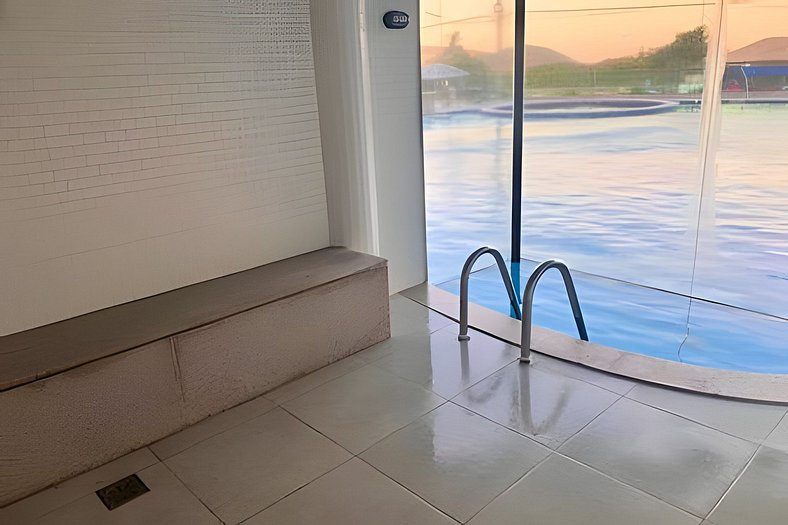 204 Apto em prédio com vista lateral da praia e piscina