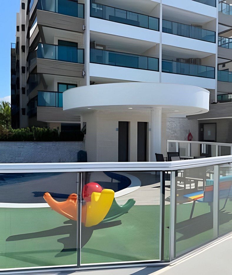 Apartamento en complejo con pileta frente al mar.